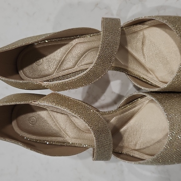 Size 9 Gold Shimmer Formal Heels - Picture 2 of 4